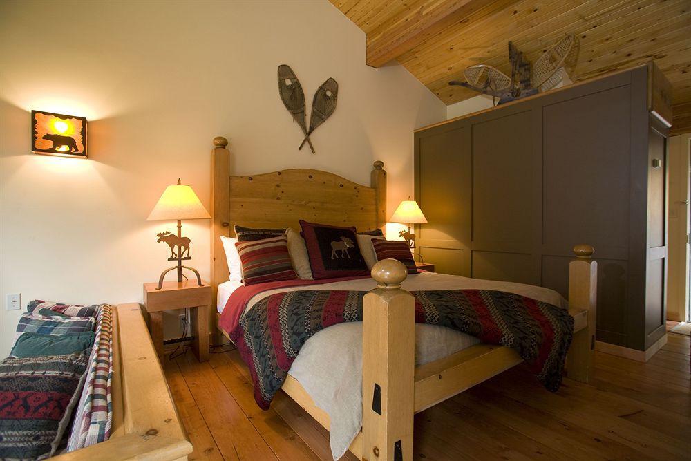 Moraine Lake Lodge Lake Louise Room photo