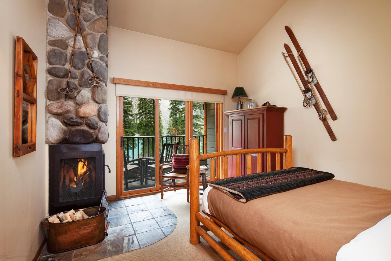 Moraine Lake Lodge Lake Louise Exterior photo
